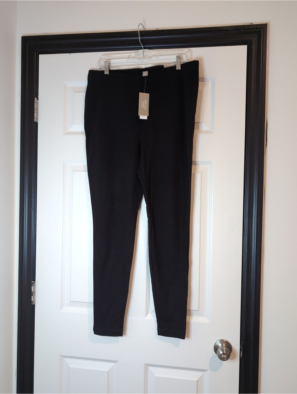 Size 12 NWT Chicos black fabulously slimming leggings